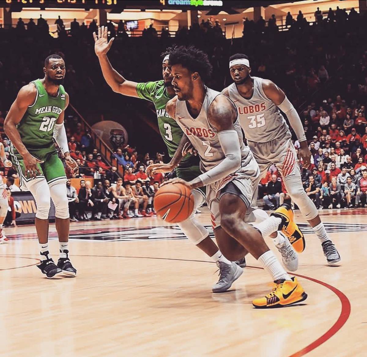 全球球员在世界篮球联赛上演精彩对决