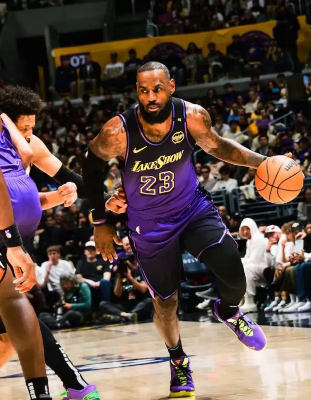 米兰体育app-詹皇率领火箭取得胜利，东部半决赛领先